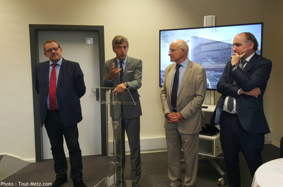de g. à d. : Thierry Jean, (M3C) Jean Luc Bohl (agglo), Dominique Gros (Metz) et Julien Taris (Caisse des dépôts), lors de la signature de la convention de financement du centre des congrès le 4 septembre 2015.