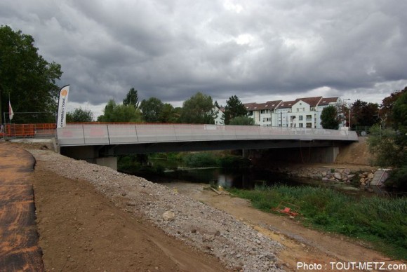 Le design du pont est resté sobre, le coût estimé des travaux était de 3 millions d'euros.