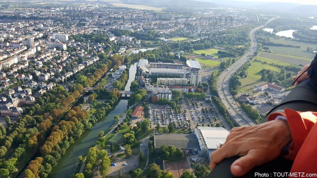 Le stade St Symphorien se détache entre l'autoroute et le canal