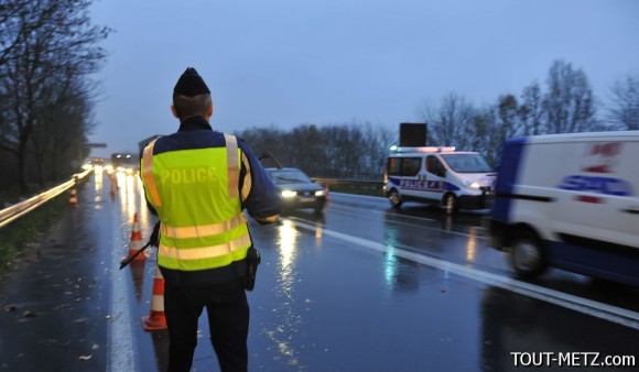Controles de la police aux frontières, de la police et des CRS à Entrange direction Luxembourg-France et les conséquences sur le trafic, le 20 novembre 2015 à Enrtange.