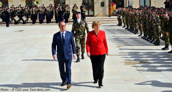 Angela Merkel et Francois Holande se font remettre les honneurs à le 7 avril 2016, à l'occasion du 18e conseil des ministres franco allemand