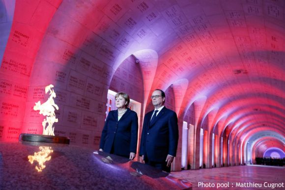 A. Merkel et F. Hollande à l'intérieur de l'ossuaire de Douaumont pour rendre hommage aux morts de la bataille de Verdun.