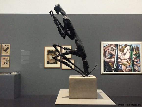 La Mante est une sculpture en bronze de Germaine Richier (1902-1959) réalisée en 1946. Celle-ci représente une femme assise sur sa longue queue, les deux pattes constituées de 3 griffes repliées à la hauteur de sa tête. Une artiste féministe qui a suscité un vif intérêt en Allemagne pour le transfert du côté vorace de l'animal envers les mâles dans ses oeuvres - 28.06.2016, Centre Pompidou-Metz