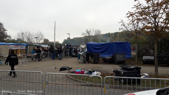 Le camp de Blida à Metz en cours d'évacuation. Six cent personnes seront relogées dans des centre d'accueil en Lorraine et en France (08 novembre 2016)