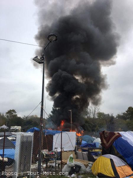 Un incendie s'est déclaré sur le camp de Metz Blida juste après l'évacuation des 500 demandeurs d'asile