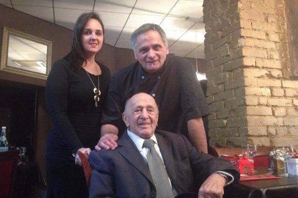 Laura et son père Claude Alfano avec Giovanni Alfano le père de Claude venu assister à ce repas solidaire.