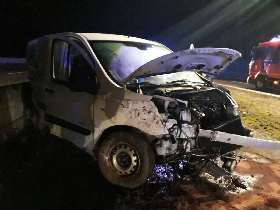 Le véhicule accidenté sur l'autoroute A31 dans cette nuit du 5 au 6 février 2019.