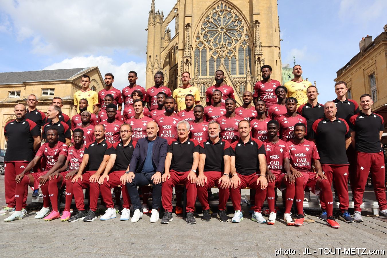 Photos : l’effectif 2023-2024 du FC Metz pose devant la cathédrale